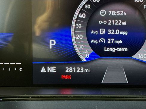 Used 2023 Volkswagen Taos SE w/ Panoramic Sunroof Package FWD image 12