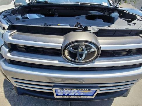 Used 2019 Toyota Highlander XLE FWD image 32