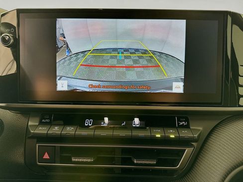 Used 2025 Toyota Camry SE image 13