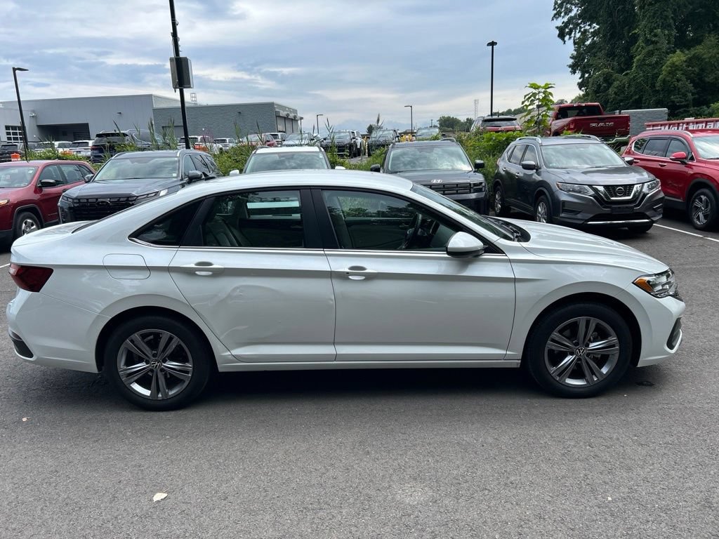 Used 2023 Volkswagen Jetta SE FWD image 2