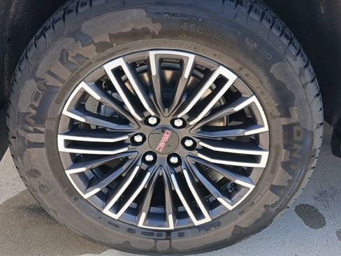 Used 2025 GMC Yukon Elevation AWD/4WD image 9