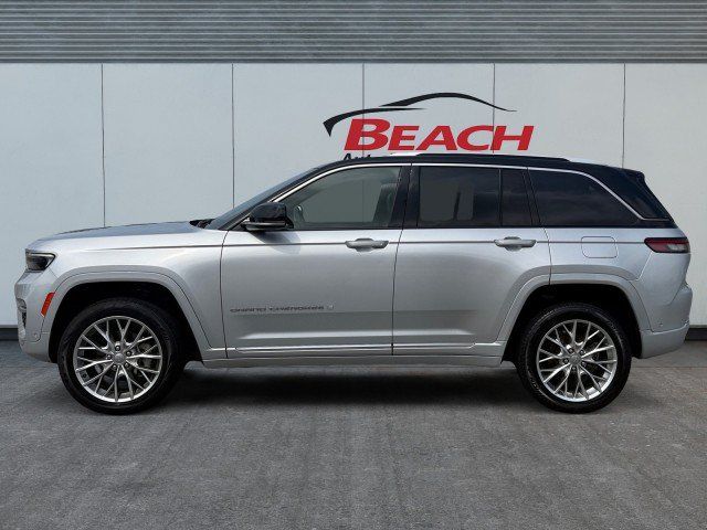 Used 2022 Jeep Grand Cherokee Summit AWD/4WD image 5