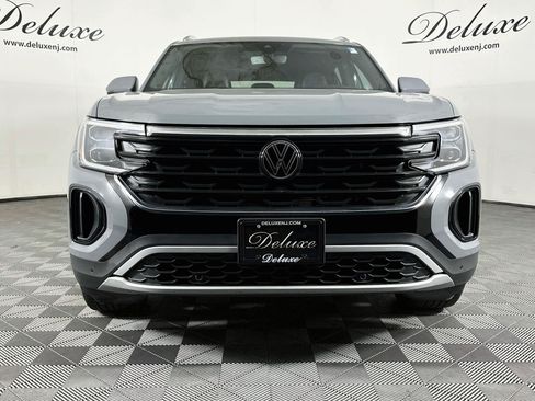 Used 2025 Volkswagen Atlas Cross Sport SE w/ Panoramic Sunroof Package AWD/4WD image 2