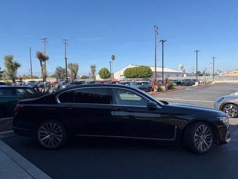 Used 2022 BMW 750i xDrive AWD/4WD image 9