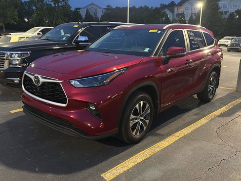 Certified 2024 Toyota Highlander XLE AWD/4WD image 2