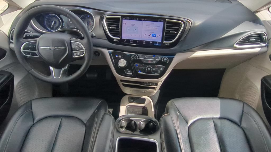 Used 2024 Chrysler Pacifica Touring-L FWD image 11