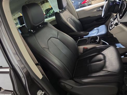 Used 2022 Chrysler Pacifica Touring-L FWD image 25