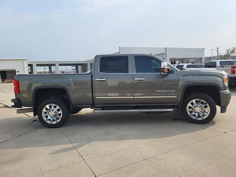 Used 2018 GMC Sierra 2500 Denali w/ Duramax Plus Package image 4