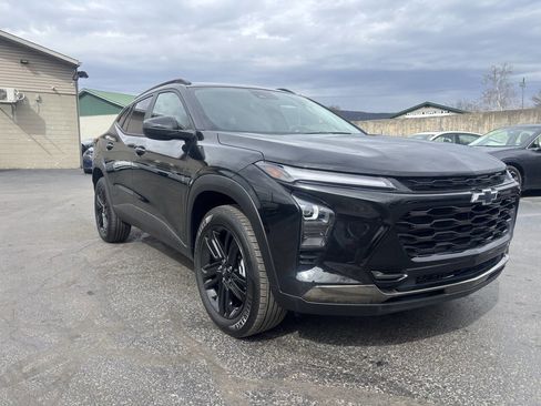 Used 2024 Chevrolet Trax ACTIV w/ Driver Confidence Package image 2