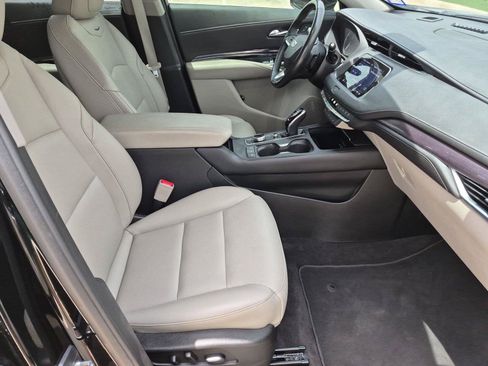 Used 2023 Cadillac XT4 Luxury w/ Cold Weather Package FWD image 25