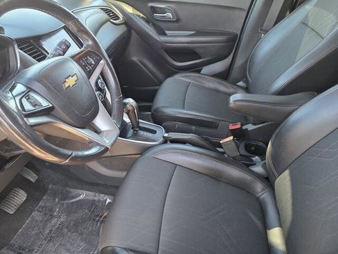 Used 2022 Chevrolet Trax LT w/ LT Convenience Package image 11