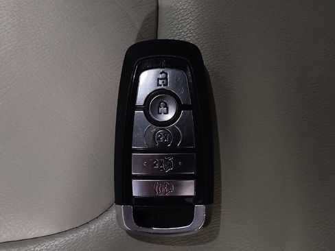 Used 2017 Ford Edge Titanium w/ Technology Package FWD image 32