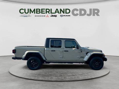 Used 2022 Jeep Gladiator Sport AWD/4WD image 8