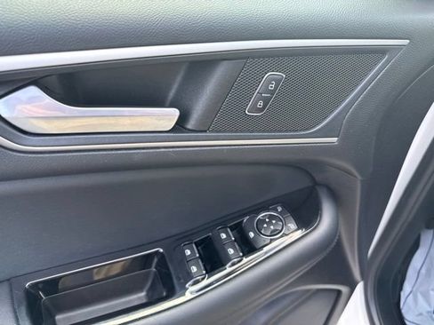 Used 2018 Ford Edge SEL w/ Equipment Group 201A FWD image 13
