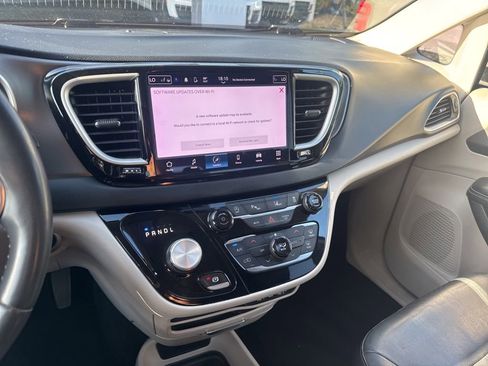 Used 2022 Chrysler Pacifica Touring-L FWD image 9
