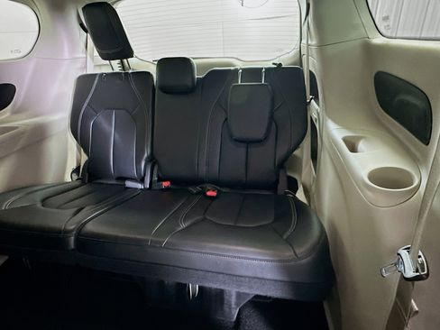 Used 2024 Chrysler Pacifica Touring-L image 28
