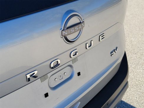 Used 2023 Nissan Rogue SV image 6