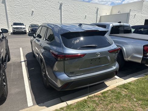 Used 2022 Toyota Highlander XLE FWD image 9