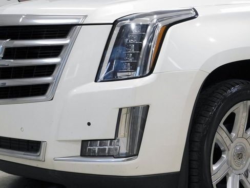 Used 2015 Cadillac Escalade Luxury image 16