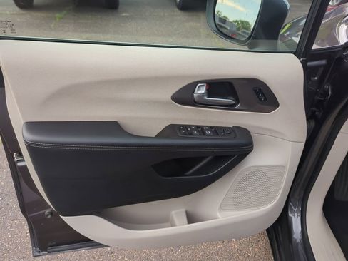 Used 2023 Chrysler Pacifica Touring-L FWD image 33