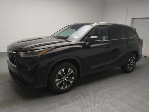 Used 2021 Toyota Highlander XLE FWD image 2