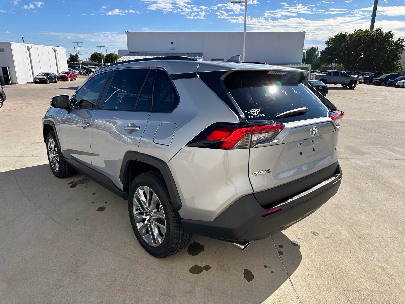 Used 2025 Toyota RAV4 XLE Premium FWD image 5