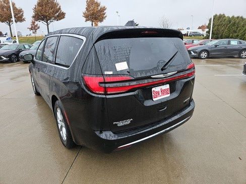 New 2026 Chrysler Pacifica Limited image 3