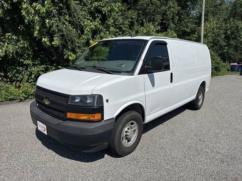 Used 2019 Chevrolet Express 3500 w/ Driver Convenience Package RWD image 4