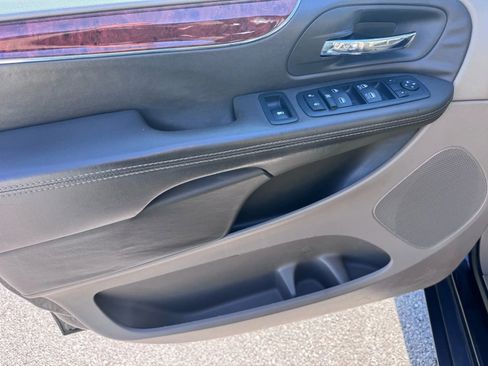Used 2014 Chrysler Town & Country Touring-L w/ Driver Convenience Group image 27