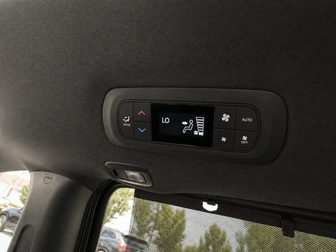 Used 2026 Chrysler Pacifica Limited FWD image 27