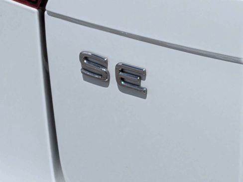 Used 2022 Volkswagen Tiguan SE w/ Panoramic Sunroof Package FWD image 9