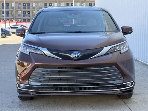 Used 2023 Toyota Sienna Limited image 7