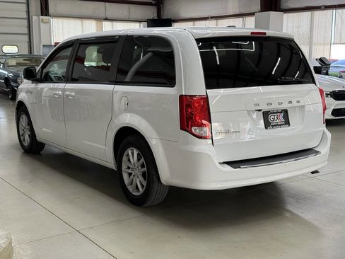 Used 2019 Dodge Grand Caravan SE FWD image 4