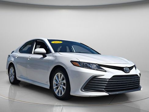 Used 2021 Toyota Camry LE image 8