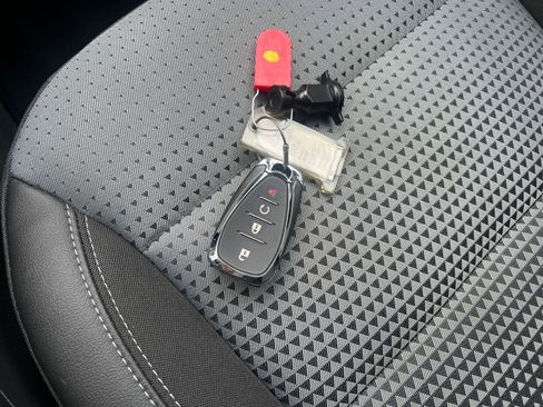Used 2025 Chevrolet Trax LT FWD image 21