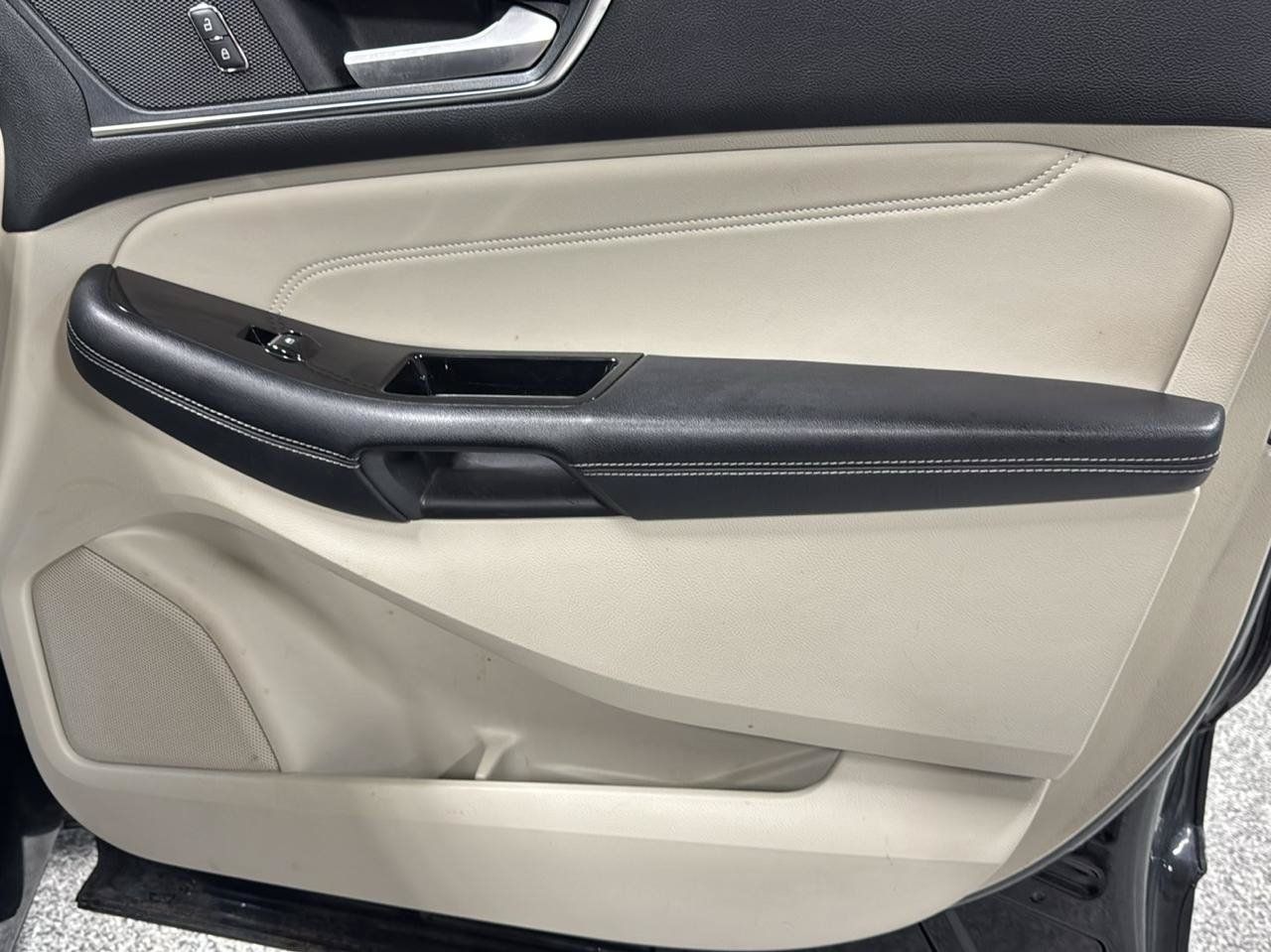 Used 2018 Ford Edge Titanium w/ Equipment Group 301A FWD image 10