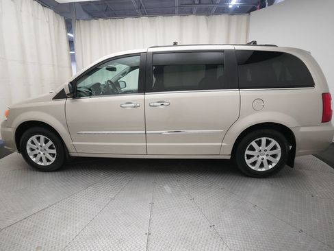 Used 2014 Chrysler Town & Country Touring w/ Driver Convenience Group FWD image 25