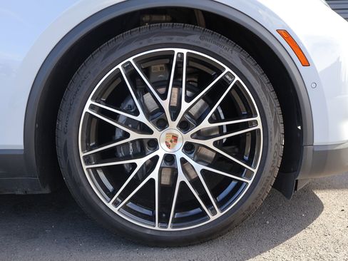Certified 2025 Porsche Macan 4 Electric AWD/4WD image 30