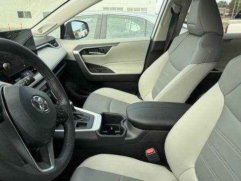 Used 2025 Toyota RAV4 XLE Premium image 8