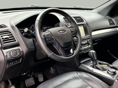 Used 2018 Ford Explorer XLT w/ Equipment Group 202A AWD/4WD image 18