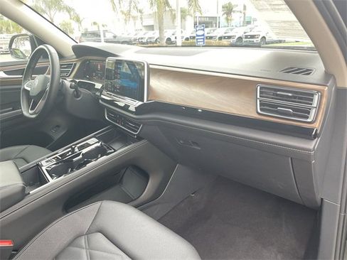 Used 2024 Volkswagen Atlas SE image 28