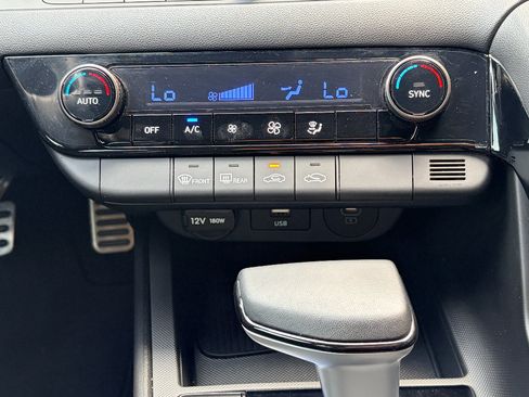 Used 2025 Hyundai Elantra SEL FWD image 17