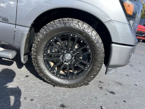 Used 2019 Nissan Titan SV w/ SV Convenience Package image 8