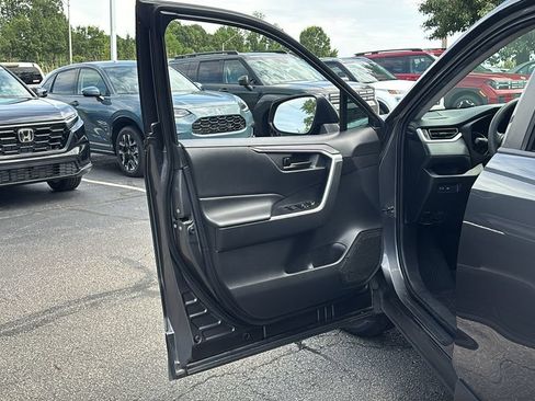 Used 2021 Toyota RAV4 LE AWD/4WD image 11