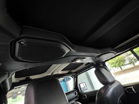 Used 2018 Jeep Wrangler Unlimited Sahara AWD/4WD image 13