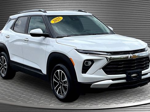 Used 2025 Chevrolet TrailBlazer LT AWD/4WD image 1