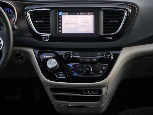 Used 2023 Chrysler Voyager LX image 19