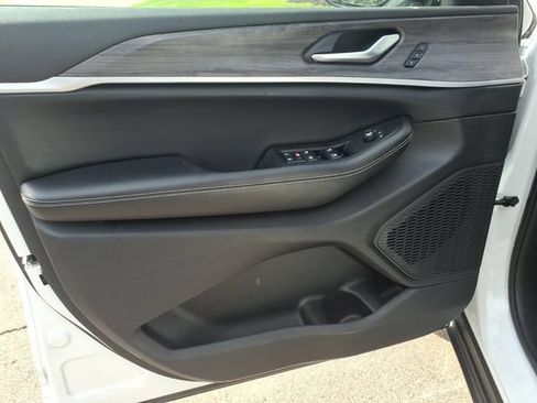 Certified 2024 Jeep Grand Cherokee Limited w/ Black Appearance Package AWD/4WD image 8