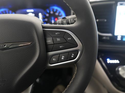 Used 2024 Chrysler Pacifica Limited image 26