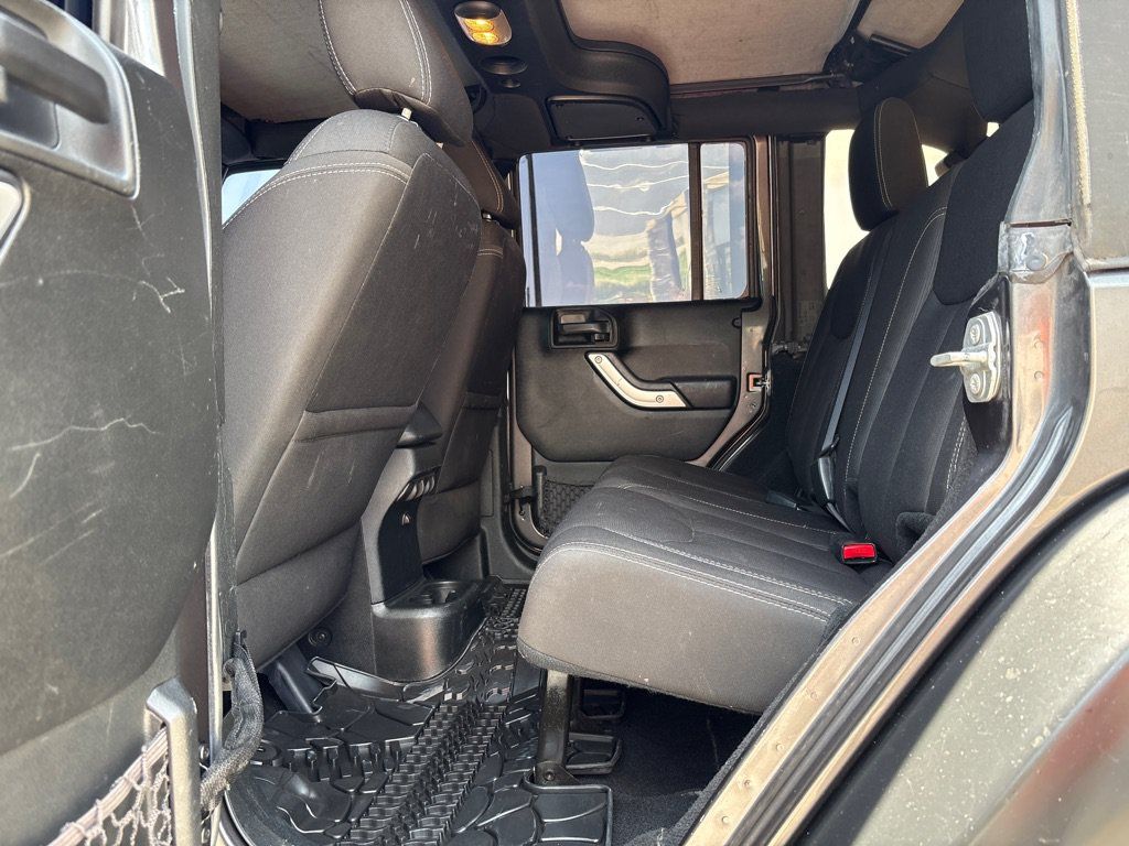 Used 2016 Jeep Wrangler Unlimited Sahara w/ Connectivity Group AWD/4WD image 13